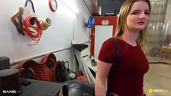 Η Απελπισμένη Ξανθιά Παίρνει Μια Πίπα Δίπλα Στο Δρόμο Από Τον Μηχανικό