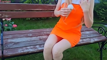 Verejná Vibrácia S Sexi Dievčaťom Pomocou Hračky Na Verejnosti