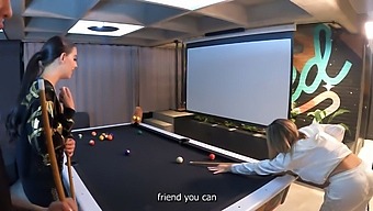 Två Fantastiska Brunetter Och En Vacker Brunett I En Poolbord Trekant