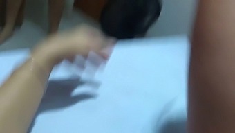 Cuckold-Mannen Rengör Frugans Slida Med Tungan Och Dricker Urin