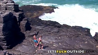 Outdoor Sex: Babes Caught In The Act