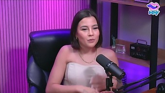 Cởi Quần Áo Và Bị Mắc Kẹt Trong Không Gian Ghi Âm
