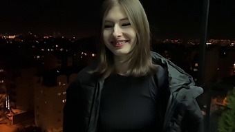 Amatérsky Teen Handjob A Orálny Sex Od Susedky