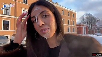 En Fantastisk Kvinna Får Ett Tips För Att Gå Runt Med Sperma I Ansiktet I En Offentlig Miljö - Cumstroll