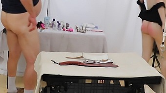Dve Úžasné Biele Krásky Sa Oddávajú Bdsm, Orálnemu Sexu A Orgazmom Na Tvári