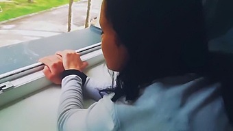 Passionerat Samlag Vid Fönstret Som Slutar I En Ansiktsutlösning