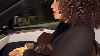 Ung Fru Vill Ha Sex Och Hennes Man Tar Med En Främling För Att Uppfylla Hennes Begär I Bilen.
